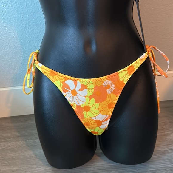 String floral style Swimsuit top and bottom swimsuit set. - Picture 3 of 14
